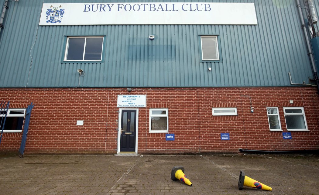 Anglický fotbalový klub Bury FC, který byl založen v roce 1885, se dostal do velké finanční krize a je na pokraji vyřazení ze soutěže a hůř, úplného zániku. Současný majitel Steve Dale je vyzýván fanoušky, aby klub prodal