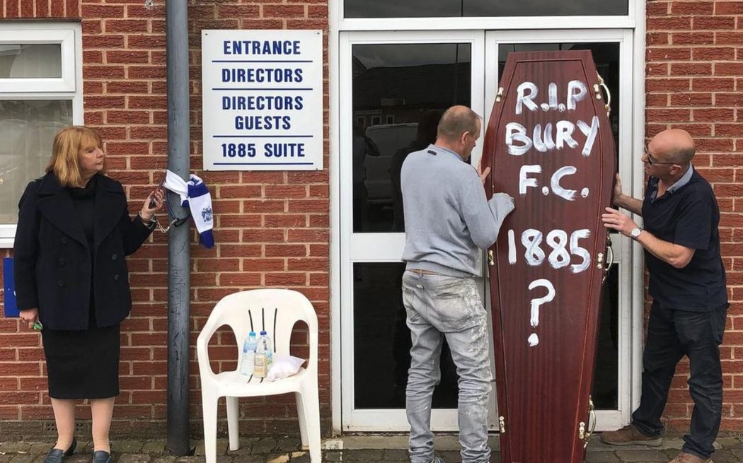 Fanoušci přinesli k hlavnímu vstupu stadionu Bury rakev s nápisem R.I.P Bury FC 1885 - ?