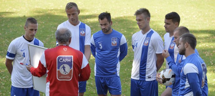 Český výběr hráčů bez angažmá v minulé sezoně fungoval pod vedením trenéra Vernera Ličky a byl úspěšný. Teď ho povede trenér Libor Pala.