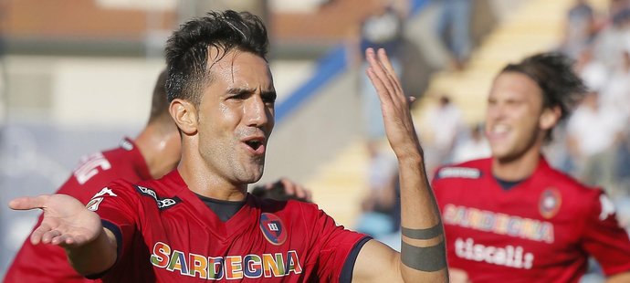 Marco Sau z Cagliari se raduje z prvního gólu do sítě nováčka z Empoli