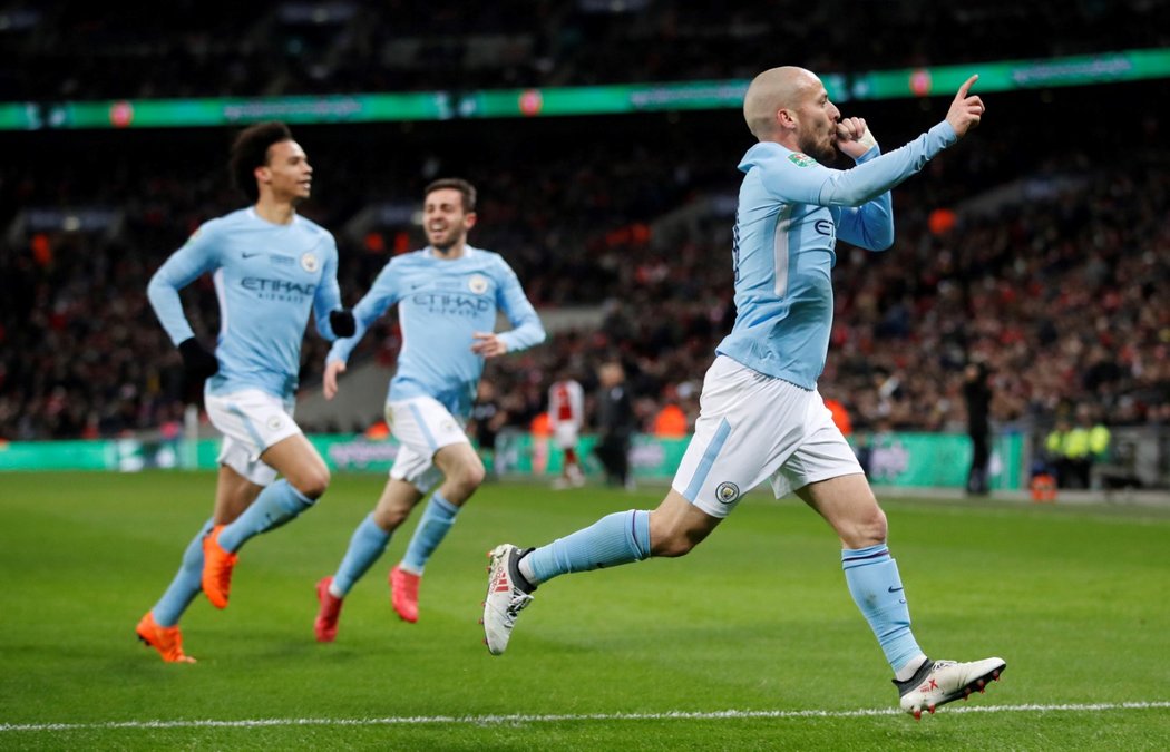 David Silva oslavuje třetí branku v síti Arsenalu