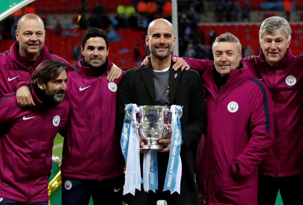 Pep Guardiola se zbytkem realizačního týmu Manchesteru City 