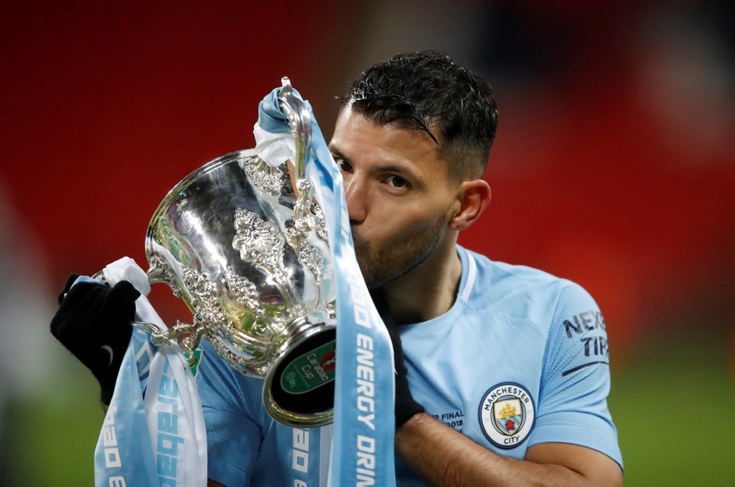 Nejvíce s pohárem pro vítěze Ligového poháru pózoval Sergio Agüero