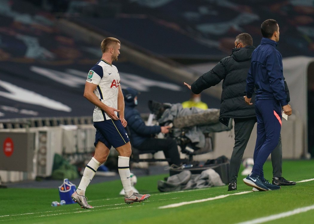 Eric Dier čeká po návratu z toalety na vpuštění na hřiště při zápase s Chelsea v Carabao Cupu