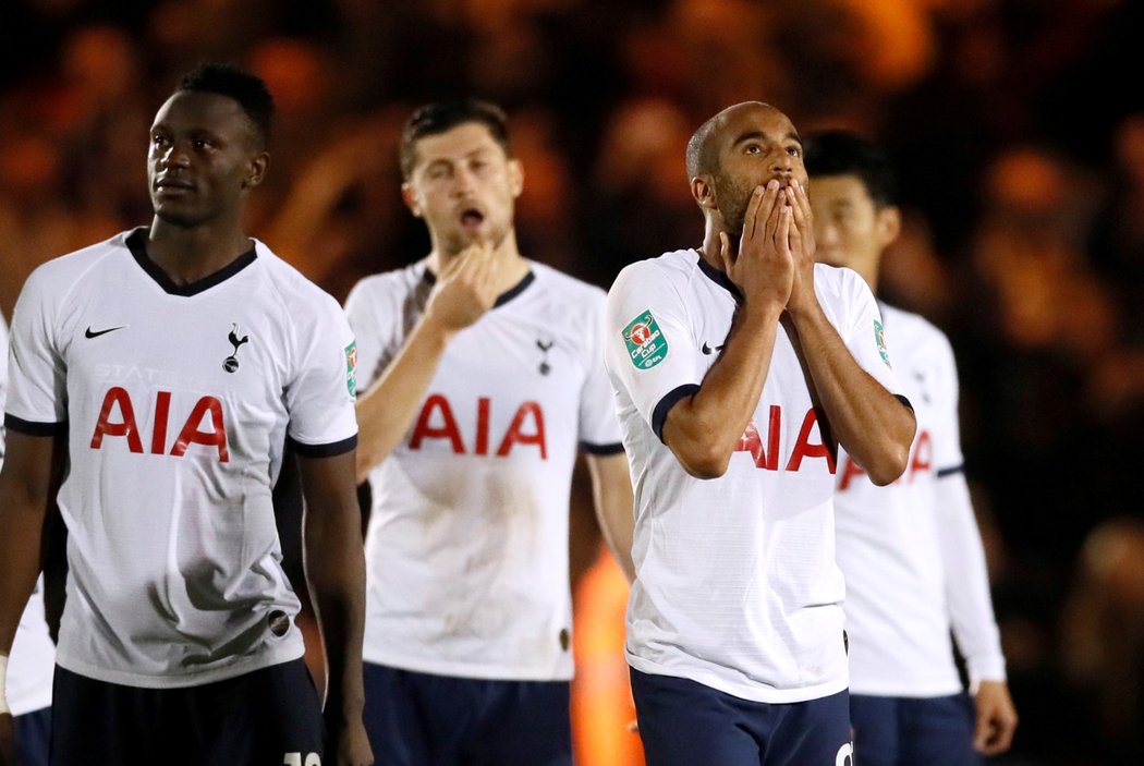 Zklamaní hráči Tottenhamu po vyřazení z Carabao Cupu, ve kterém po penaltovém rozstřelu podlehli Colchesteru, týmu ze čtvrté ligy