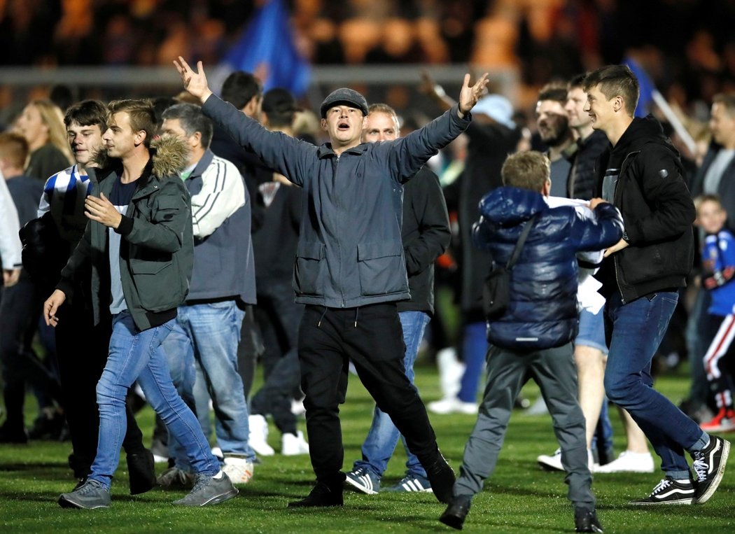 Radost fanoušků Colchesteru po penaltové výhře jejich týmu nad Tottenhamem v Carabao Cupu