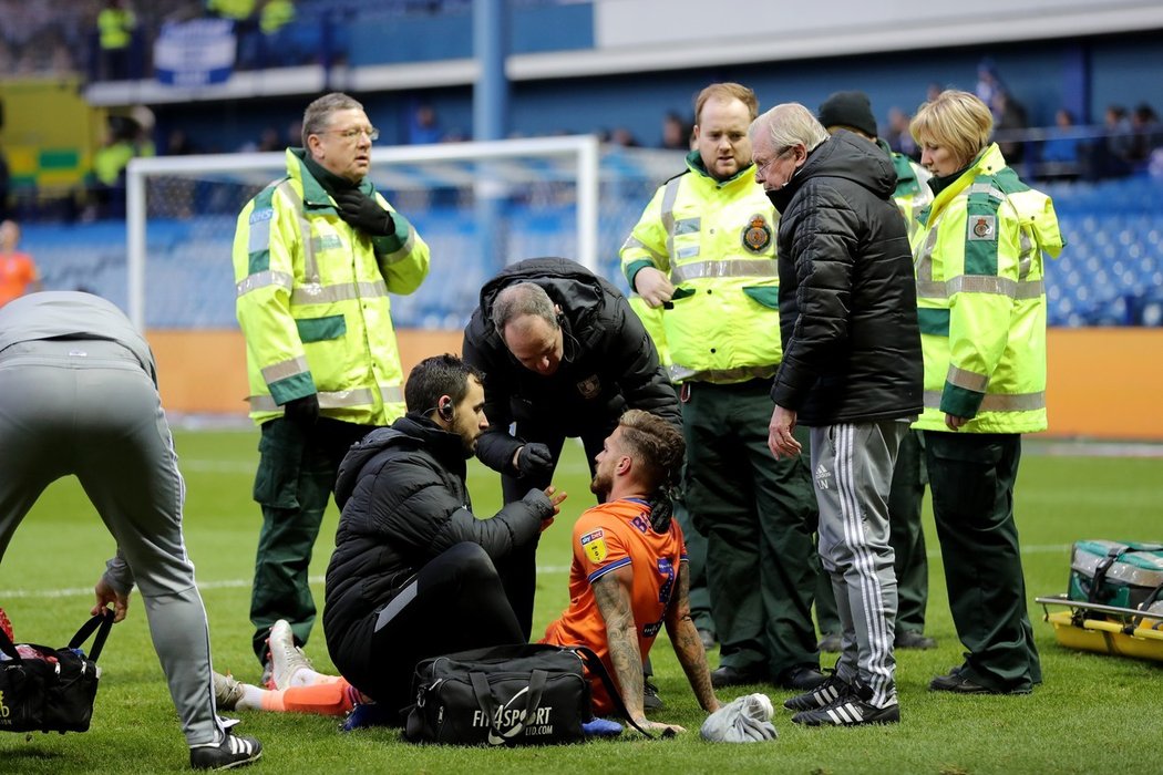 Fotbalista Cardiffu Joe Bennett v péči lékařů po srážce se spoluhráčem