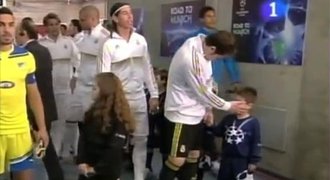 Nechutný Casillas: "Holuba" si utřel do tváře malého chlapce