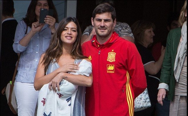 Iker Casillas a Sara Carbonerová se synem Lucasem.