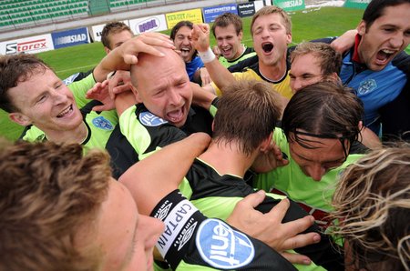 Fotbalisté Čáslavi se radují společně s trenérem Koubkem.