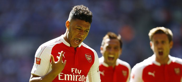 Oxlade Chemberlain se raduje z vedoucího gólu Arsenalu proti Chelsea