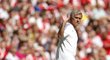José Mourinho zdraví diváky před utkáním s Arsenalem ve Wembley