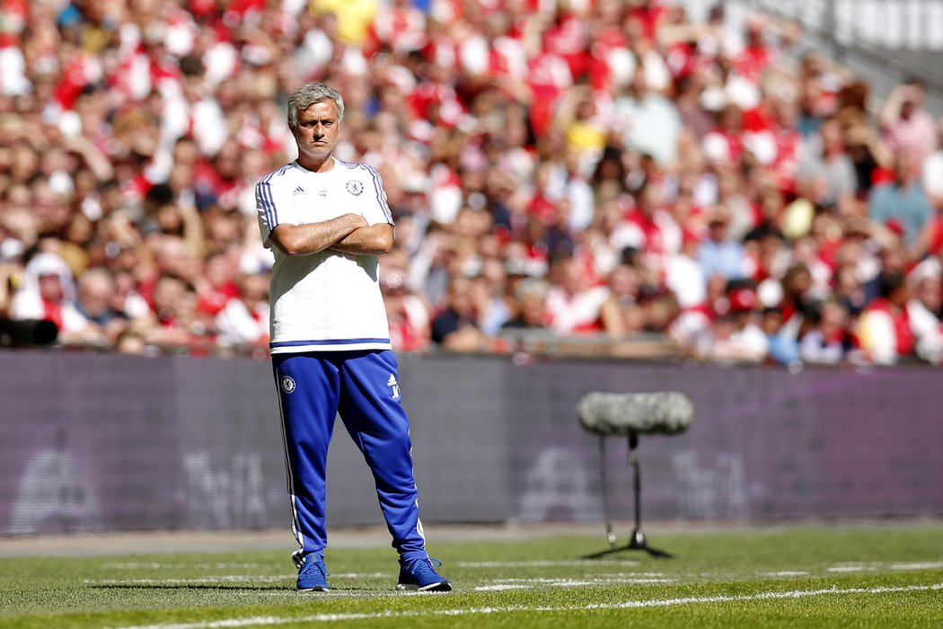 José Mourinho na lavičce Chelsea při Community Shield proti Arsenalu