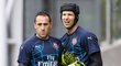 Dvojice brankářů Arsenalu - Petr Čech (vpravo) a David Ospina