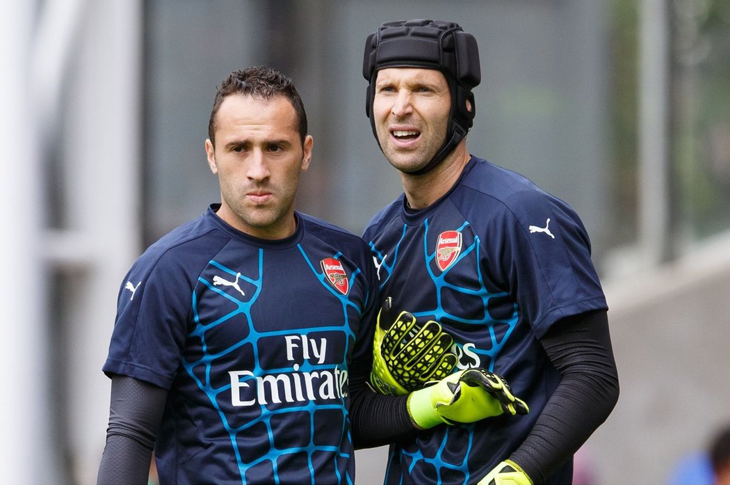 Dvojice brankářů Arsenalu - Petr Čech (vpravo) a David Ospina