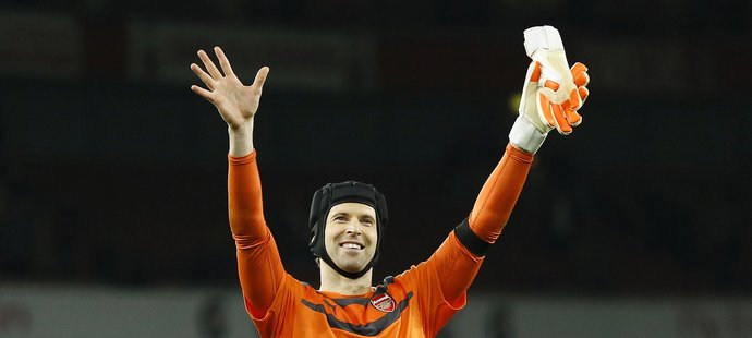 Petr Čech zdraví fanoušky Arsenalu po utkání s Bournemouthem, ve kterém překonal rekord v počtu čistých kont v Premier League