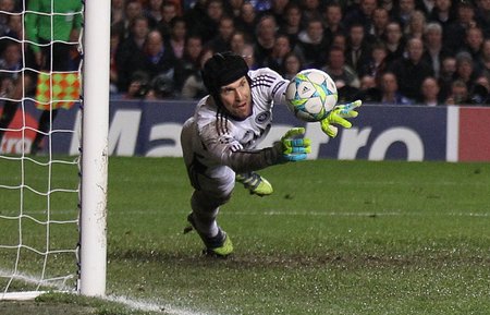 Petr Čech v semifinálovém utkání Ligy mistrů proti Barceloně, ve kterém předvedl několik výborných zákroků