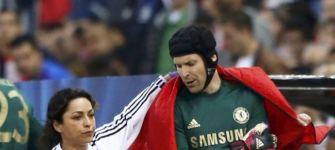 Petr Čech kvůli zranění předčasně opouští úvodní semifinále Ligy mistrů mezi Atlétikem Madrid a svou Chelsea
