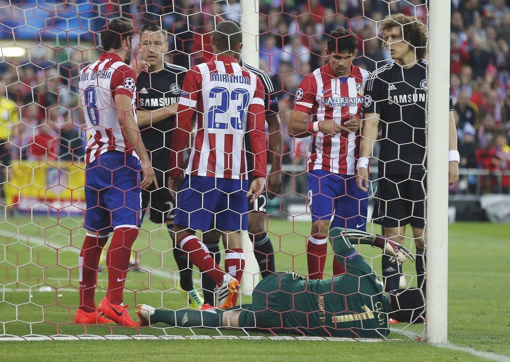 Raul García z Atlétika Madrid narazil při rohovém kopu do brankáře Chelsea Petra Čecha, ten nemohl v zápase pokračovat