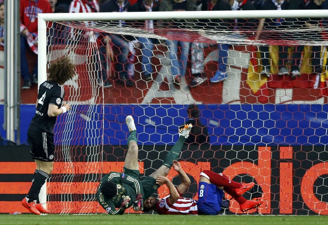 Raul García z Atlétika Madrid narazil při rohovém kopu do brankáře Chelsea Petra Čecha, ten nemohl v zápase pokračovat