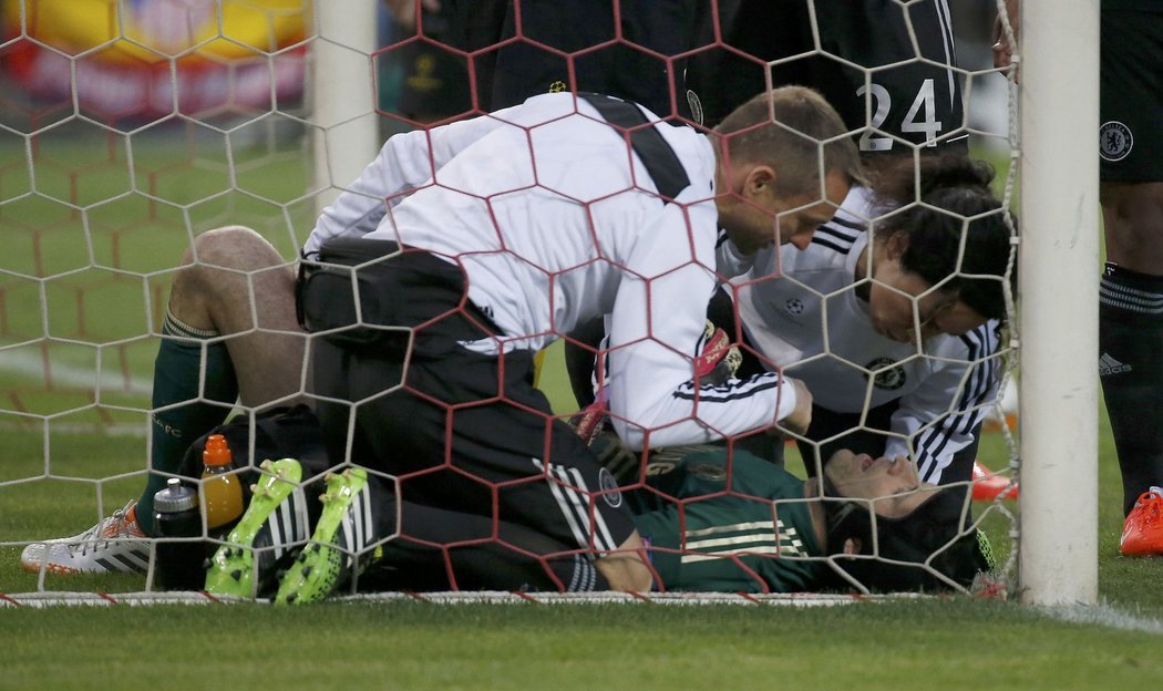 Uběhlo sotva patnáct minut a Chelsea se musela strachovat o Petra Čecha. Do českého gólmana vrazil při rohovém kopu Raul García z Atlétika Madrid a zranil ho