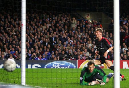 Petr Čech na jaře 2005, kdy se poprvé jako gólman Chelsea střetl v Lize mistrů s Bayernem