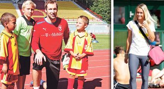 FOTO: Čech rozdával úsměvy, fotbalisty sledovala i krásná tenistka