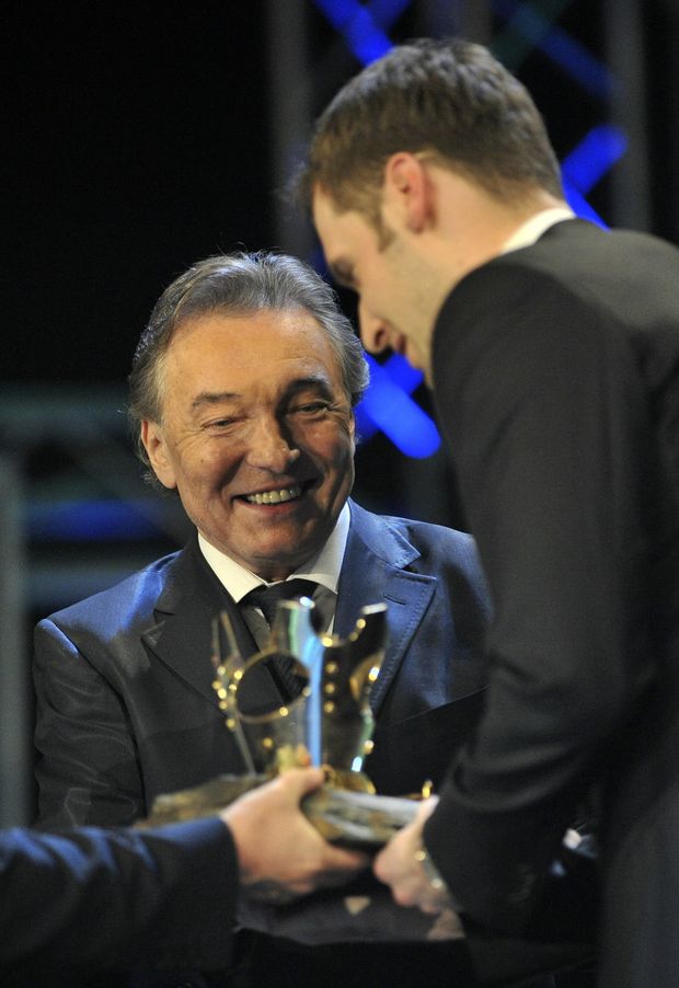 Cenu předával Karel Gott Cenu předával Karel Gott