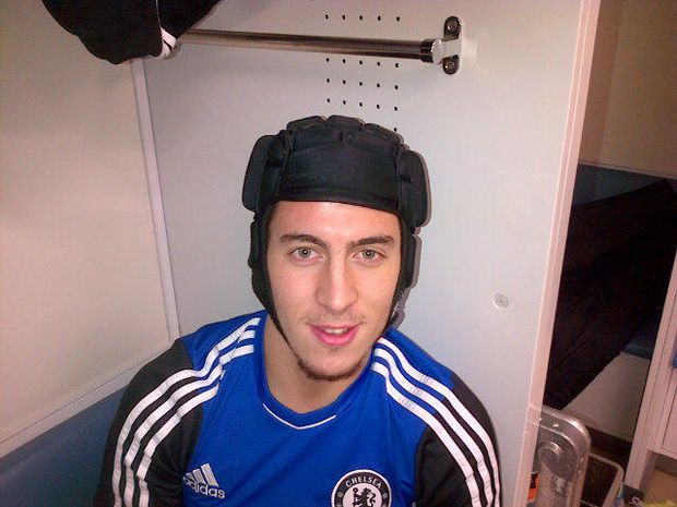 Belgický záložník Chelsea Eden Hazard si na mistrovství světa klubů vyzkoušeušel helmu, se kterou chytá Petr Čechl Belgický záložník Chelsea Eden Hazard si na mistrovství světa klubů vyzkoušeušel helmu, se kterou chytá Petr Čechl