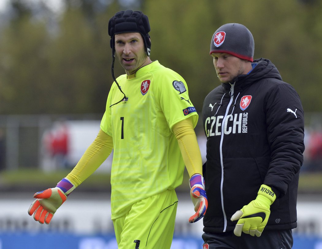 Petr Čech opouští trávník na Islandu v doprovodu reprezentační dvojky Tomáše Vaclíka