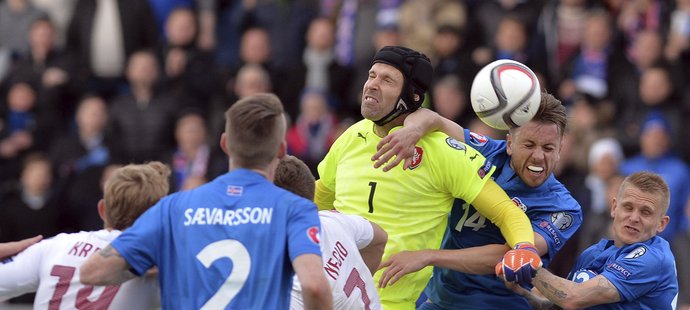 Petr Čech ve skrumáži před českou brankou v zápase s Islandem