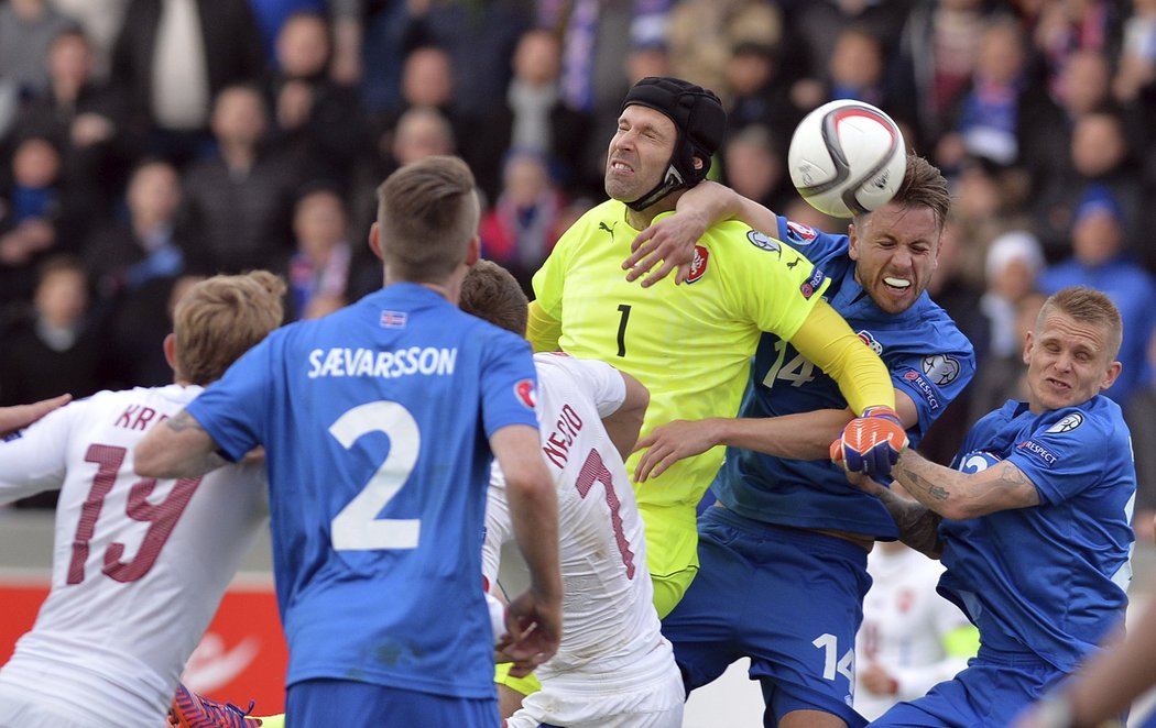 Petr Čech ve skrumáži před českou brankou v zápase s Islandem