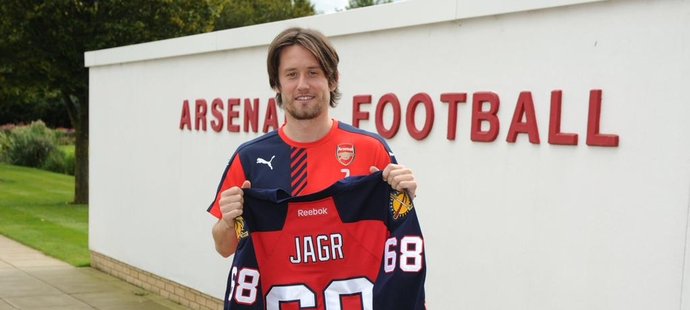 Tomáš Rosický s dresem české hokejové legendy Jaromíra Jágra