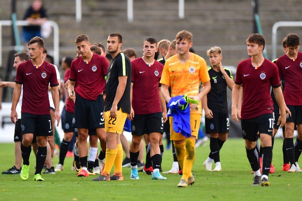 Zklamaní hráči Sparty U19 po prohře ve finále CEE Cupu s Palmeiras 0:2