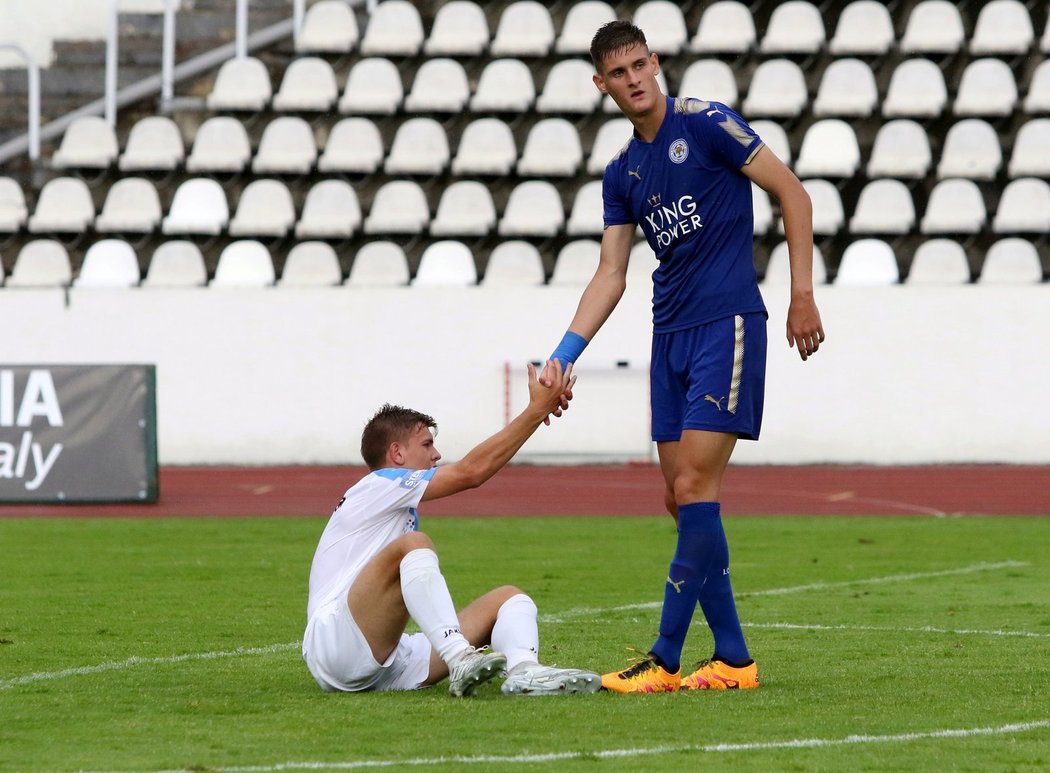 Český obránce Lukáš Hušek v dresu Leicesteru