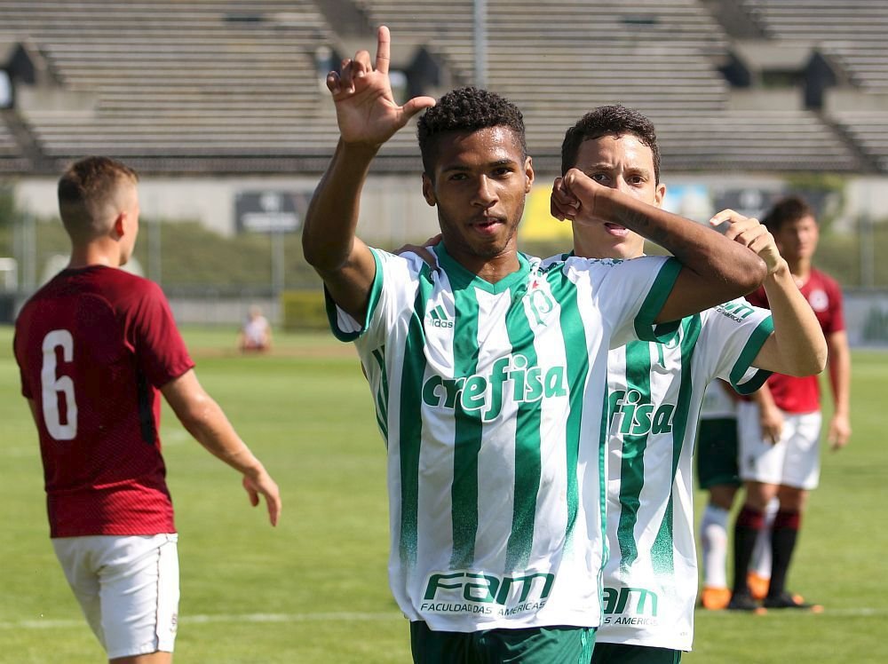 Mladíci z brazilského Palmeiras ovládli na CEE Cupu svou skupinu a zahrají si finále