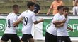 Fotbalisté Sparty se na CEE Cupu radují z gólu Petra Pudhorockého v zápase proti Dinamu Záhřeb