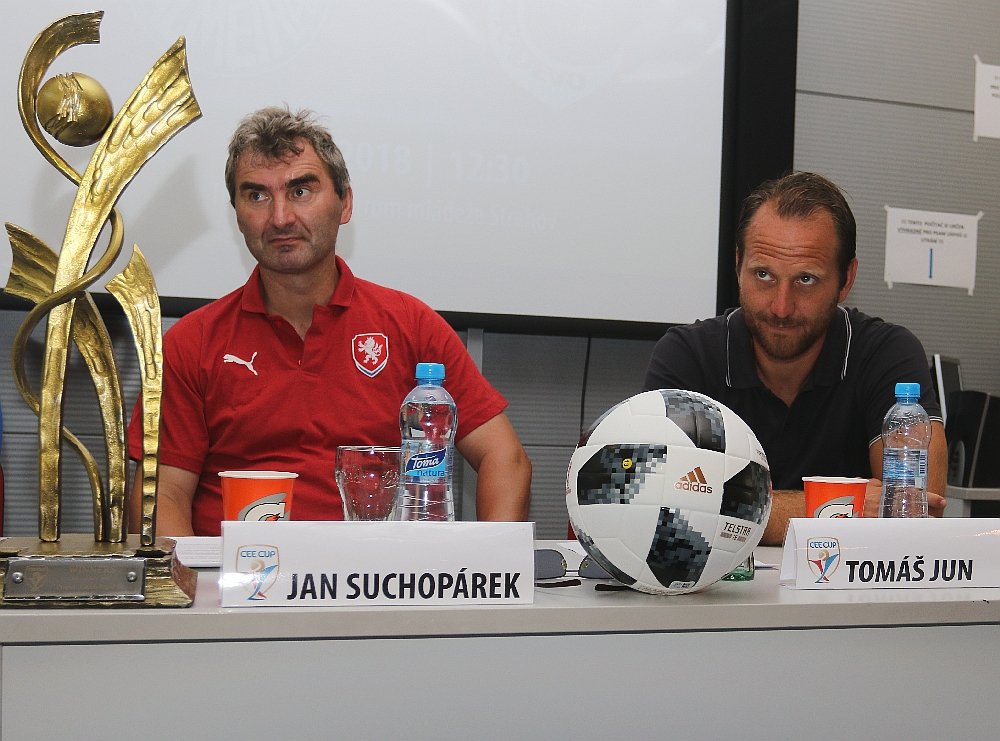 Trenér české reprezentace do devatenácti let Jan Suchopárek na tiskové konferenci k mládežnickému turnaji CEE Cup