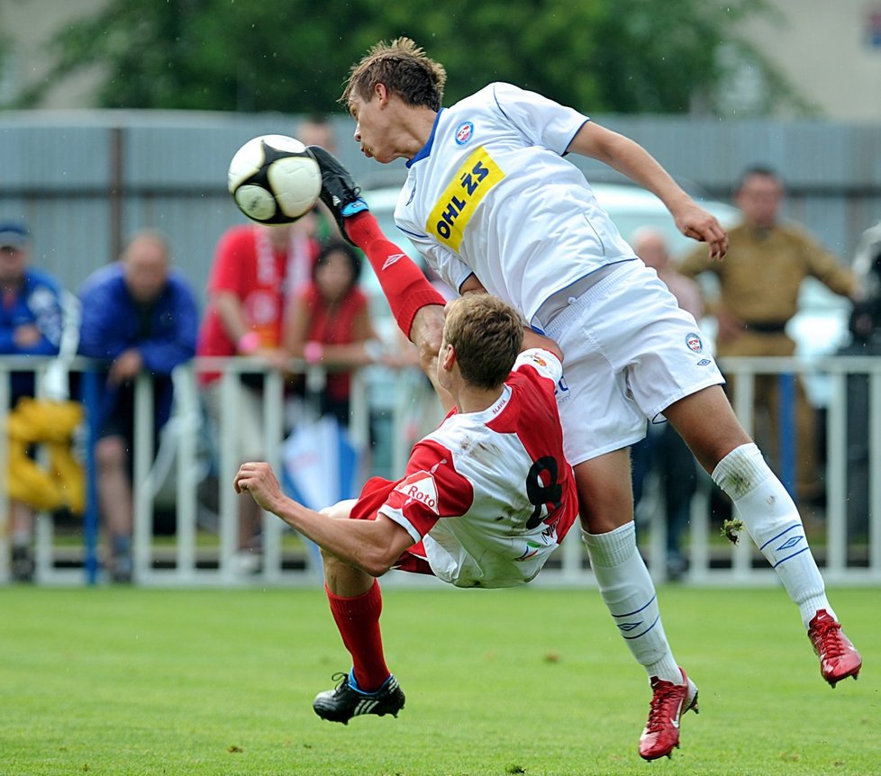 Petr Janda střílí gól, Luděk Pernica jen marně přihlíží