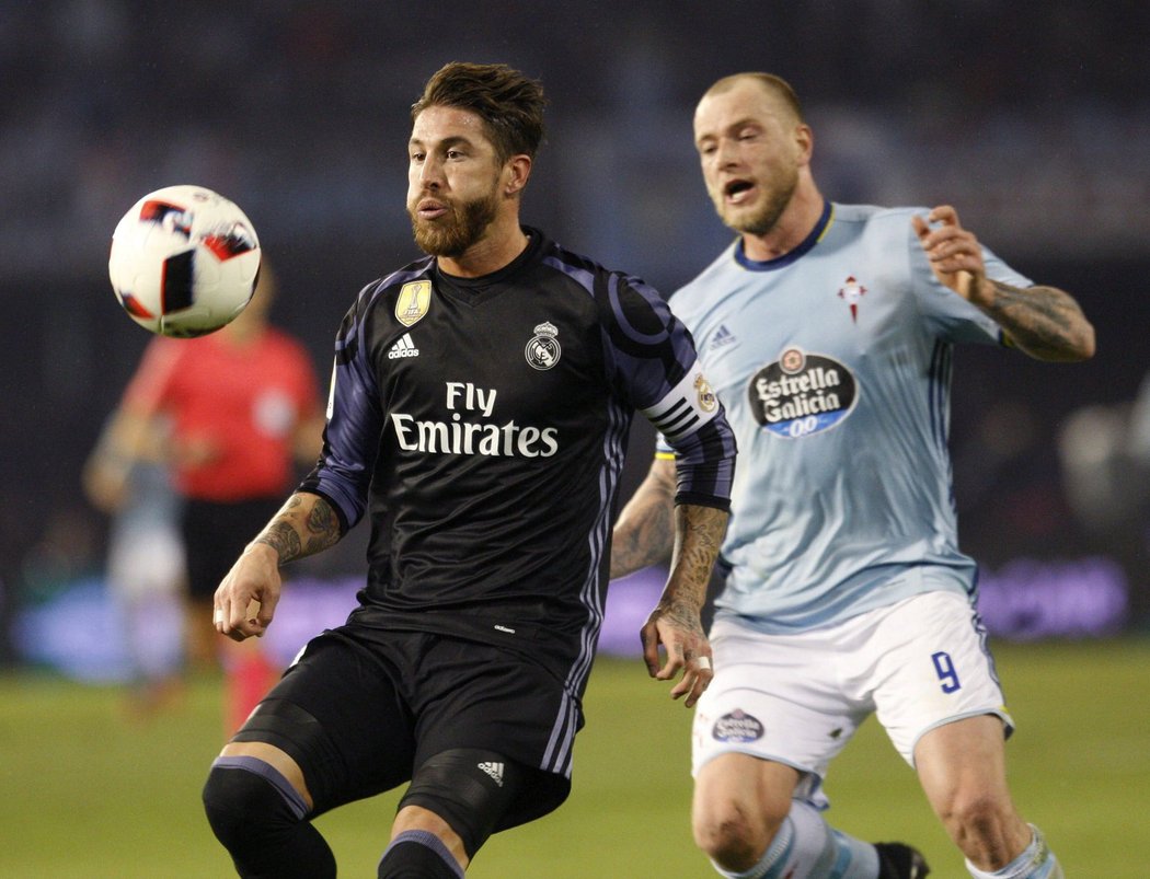 Sergio Ramos si zpracovává míč