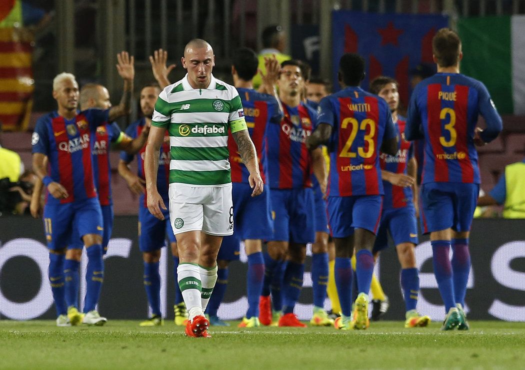 Zklamaný kapitán Celtiku Scott Brown a zatím radující se fotbalisté Barcelony