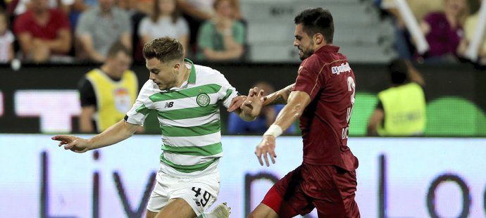 James Forrest (vlevo) v souboji o míč s hráčem Kluže Burcou