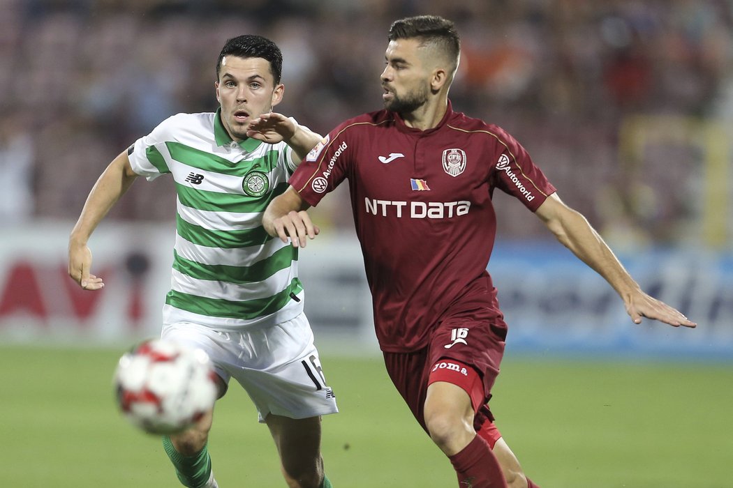 Lewis Morgan (vlevo) z Celticu se snaží ubránit Matea Sušiče