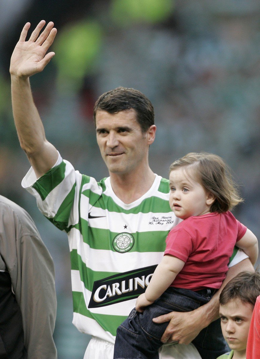 Roy Keane v dresu Celtiku v rozlučkovém zápase proti Manchesteru United mává fanouškům