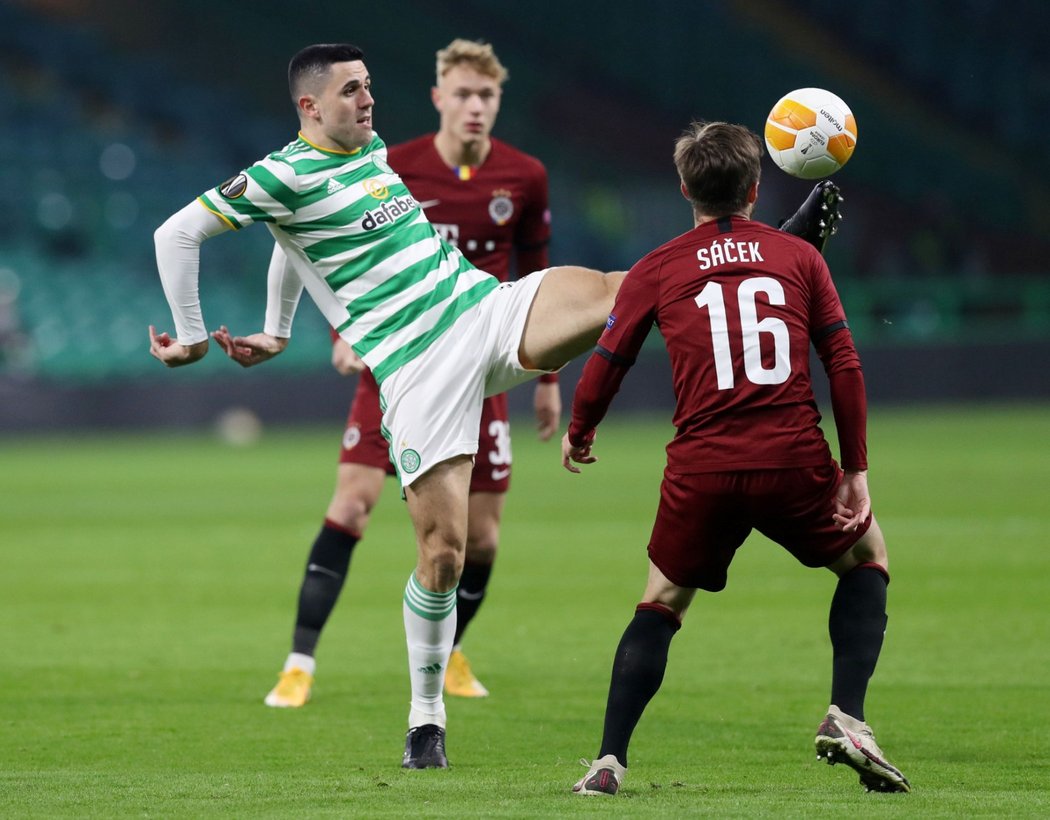 Tom Rogic z Celtiku se snaží obejít Michala Sáčka ze Sparty