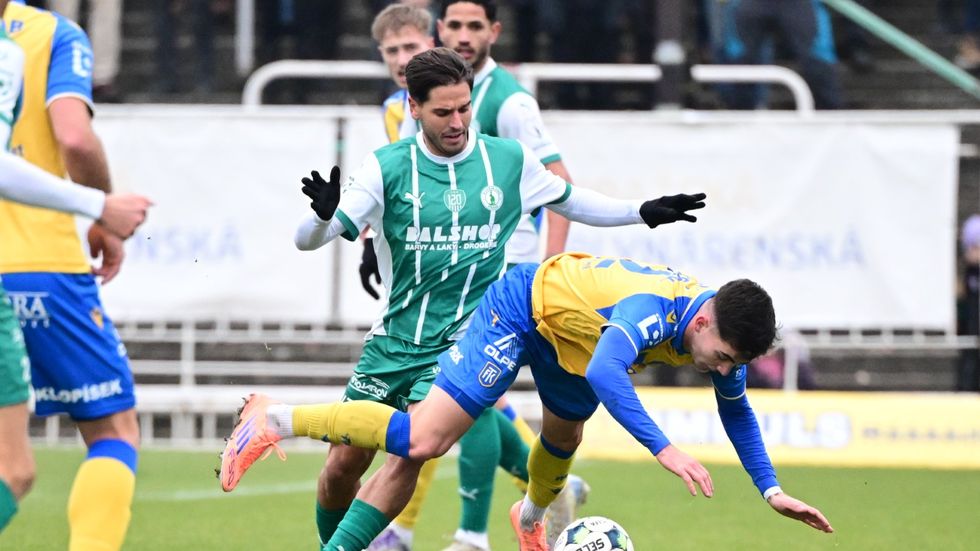 Aleš Čermák z Bohemians bojuje o míč v utkání proti Teplicím