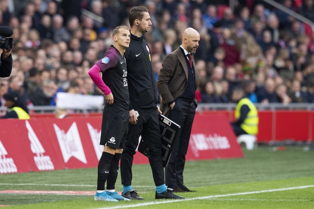 Václav Černý z pozice náhradníka naskakuje do hry v utkání nizoemské ligy za Utrecht