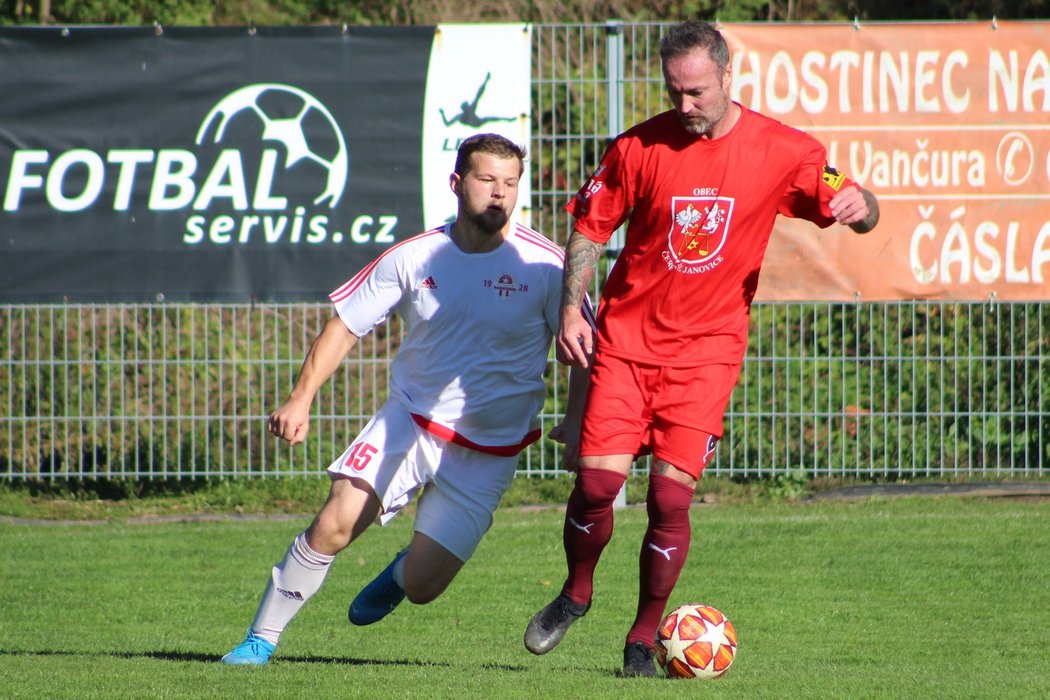 Martin Jiránek si kryje míč v utkání Červených Janovic na hřišti Tupadel