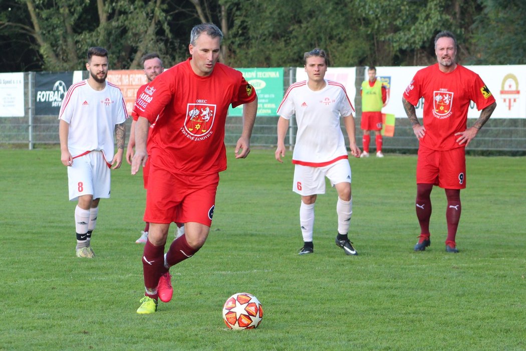 Tomáš Panenka, syn legendárního Antonína Panenky, proměňuje druhý pokutový kop v zápase Červených Janovic v Tupadlech.