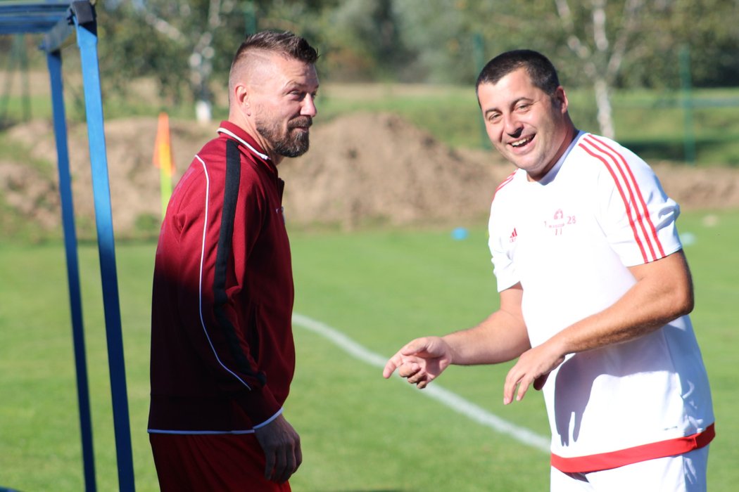 Zajímavé setkání prožil v Tupadlech Tomáš Řepka (vlevo), a to s domácím fotbalistou Václavem Průchou, kterému je přezdíváno tamními právě &#34;Řepka&#34; 